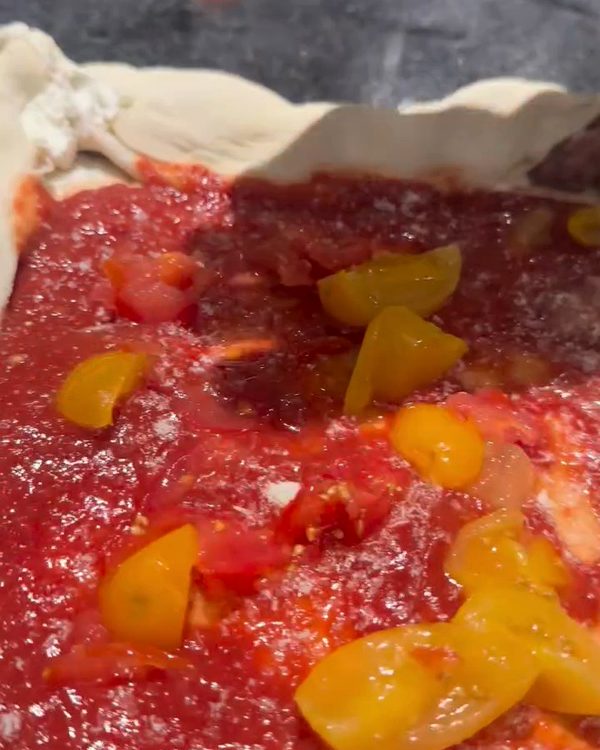 I pomodorini: Pachino e pomodorini gialli, e la pizza va in forno.