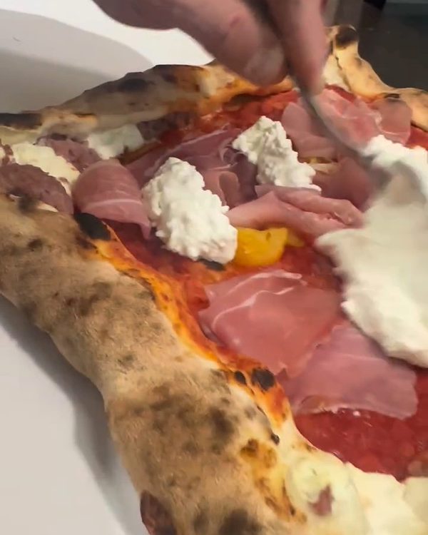 All'uscita: Prosciutto crudo e stracciatella di bufala, a forno spento.