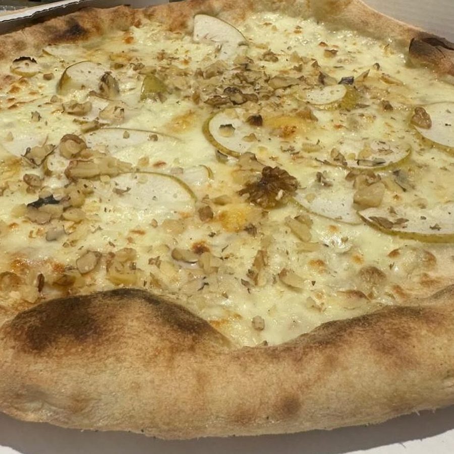 La Deliziosa, pizza bianca con pere, noci e gorgonzola