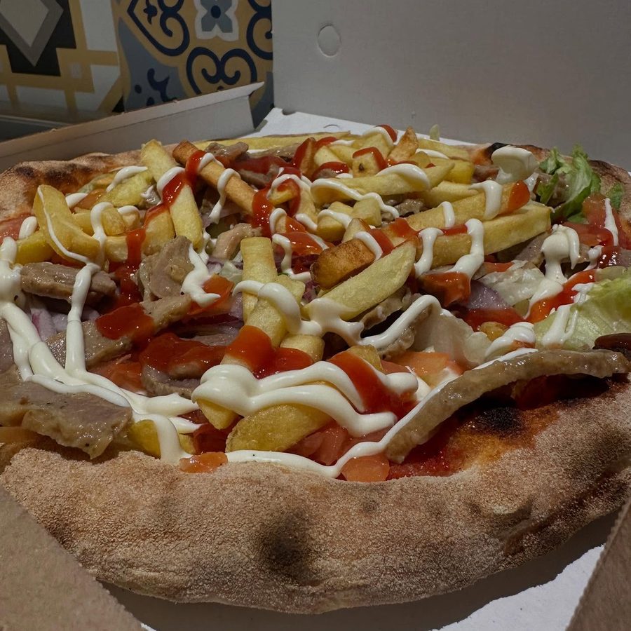 La pizza Kebab con patatine fritte, insalata e salse