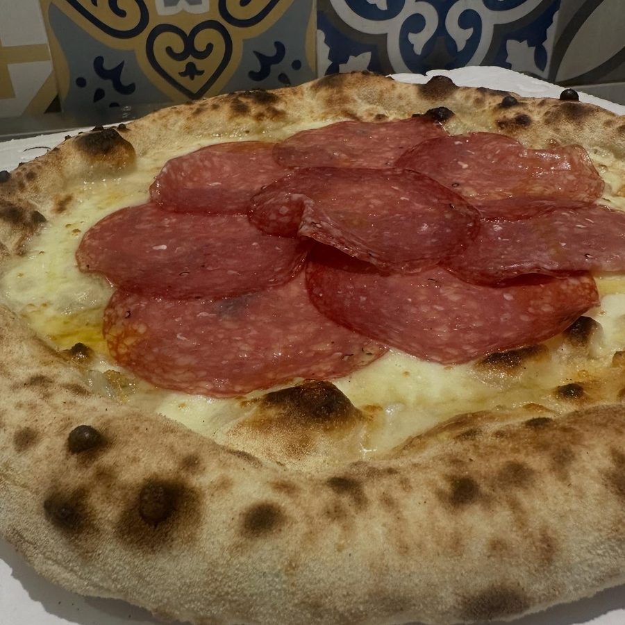 La Milanese con le fette di salame sul cornicione alto