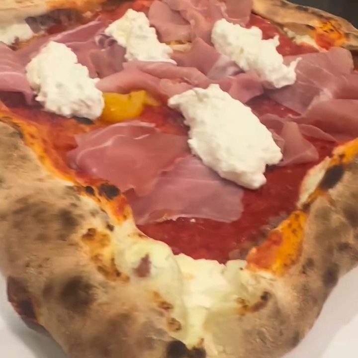 La Stracciata: bordo ripieno, prosciutto crudo, stracciatella e pomodorini gialli