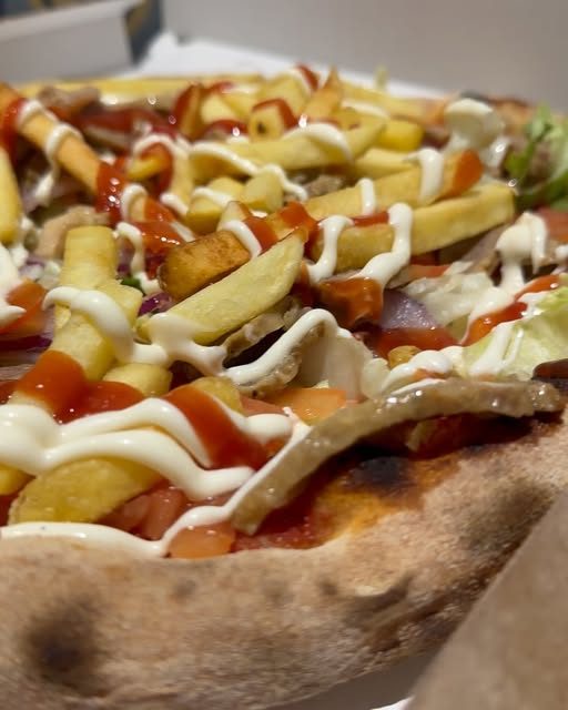 La pizza Kebab con patatine fritte e salse