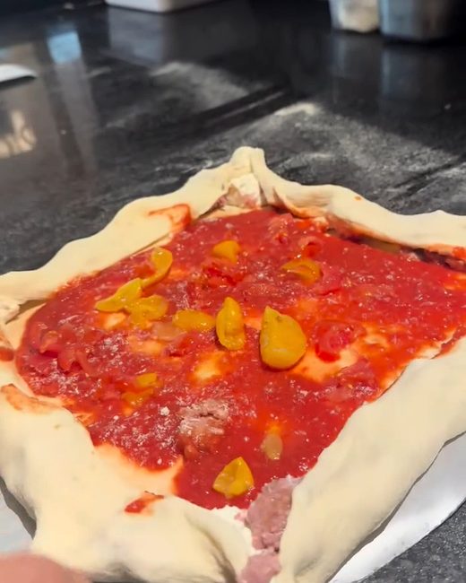 La Stracciata con il bordo ripieno, pronta per il forno
