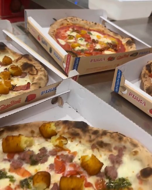 Pizza con crocchette e salsiccia, appena uscita dal forno